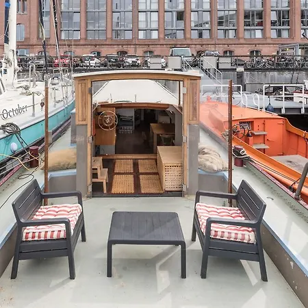 Spacious Houseboat Near Central Station Amsterdam