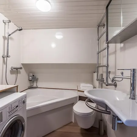 Spacious Houseboat Near Central Station 船屋 *