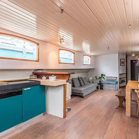 Spacious Houseboat Near Central Station