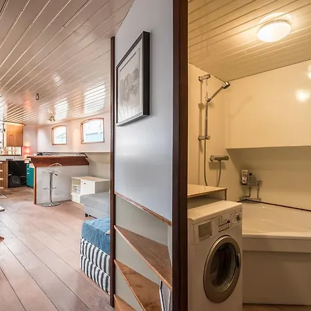 Botel Spacious Houseboat Near Central Station Amsterdam