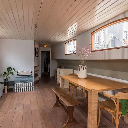 Spacious Houseboat Near Central Station Amsterdam