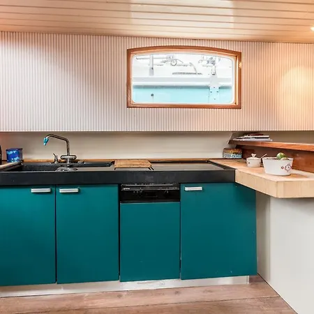 Botel Spacious Houseboat Near Central Station